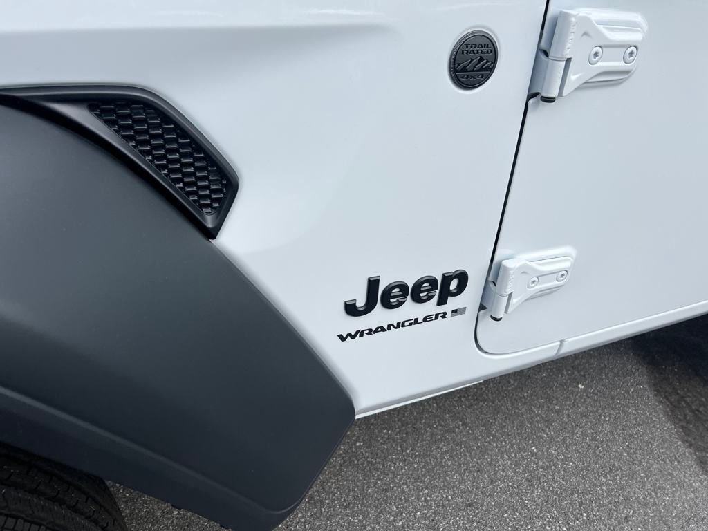 new 2025 Jeep Wrangler car, priced at $31,990