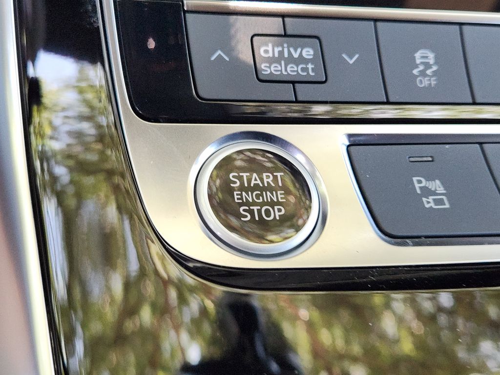 new 2025 Audi Q7 car, priced at $77,840