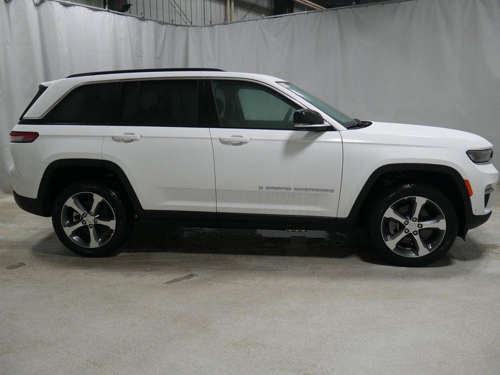 new 2024 Jeep Grand Cherokee car, priced at $60,002