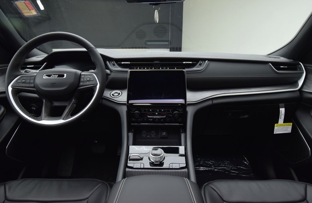 new 2025 Jeep Grand Cherokee car, priced at $55,829