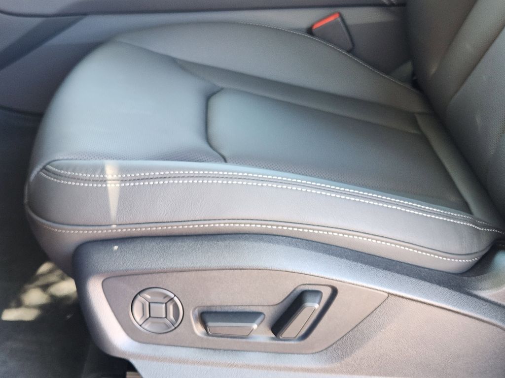 new 2025 Audi Q7 car, priced at $77,840