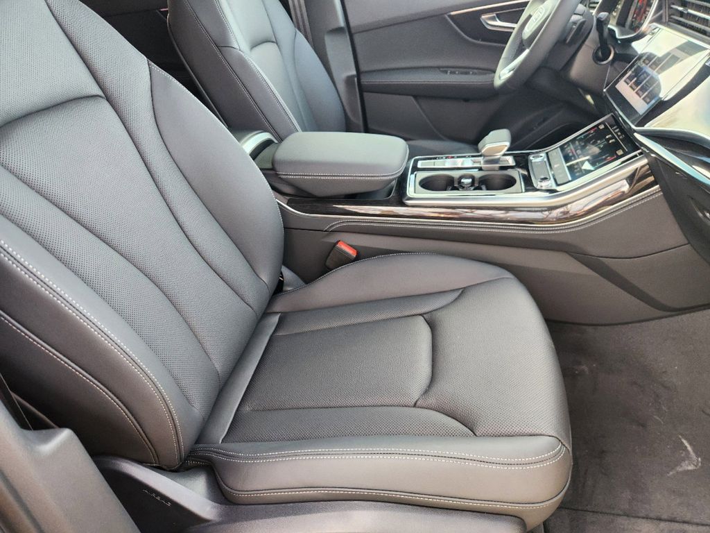 new 2025 Audi Q7 car, priced at $77,840