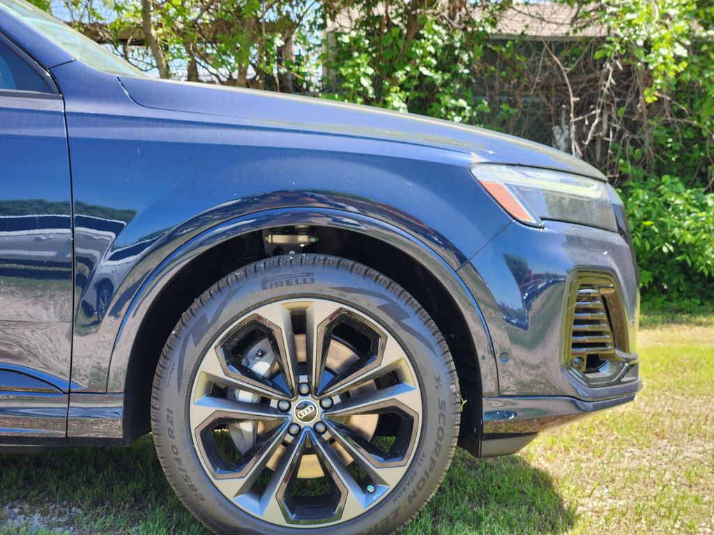new 2025 Audi Q7 car, priced at $77,840