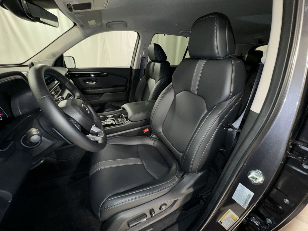 new 2025 Honda Pilot car, priced at $47,050