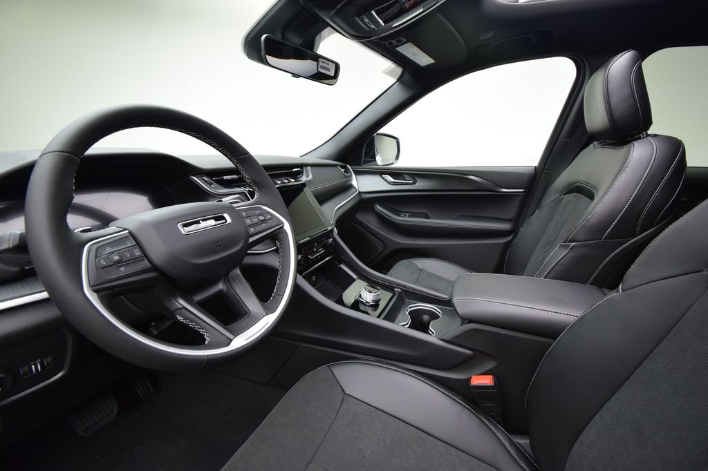 new 2025 Jeep Grand Cherokee car, priced at $44,347