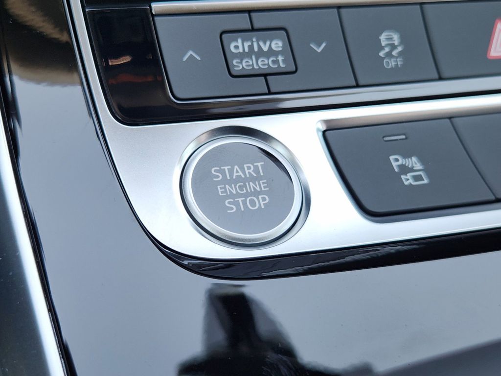 new 2025 Audi Q7 car, priced at $77,010