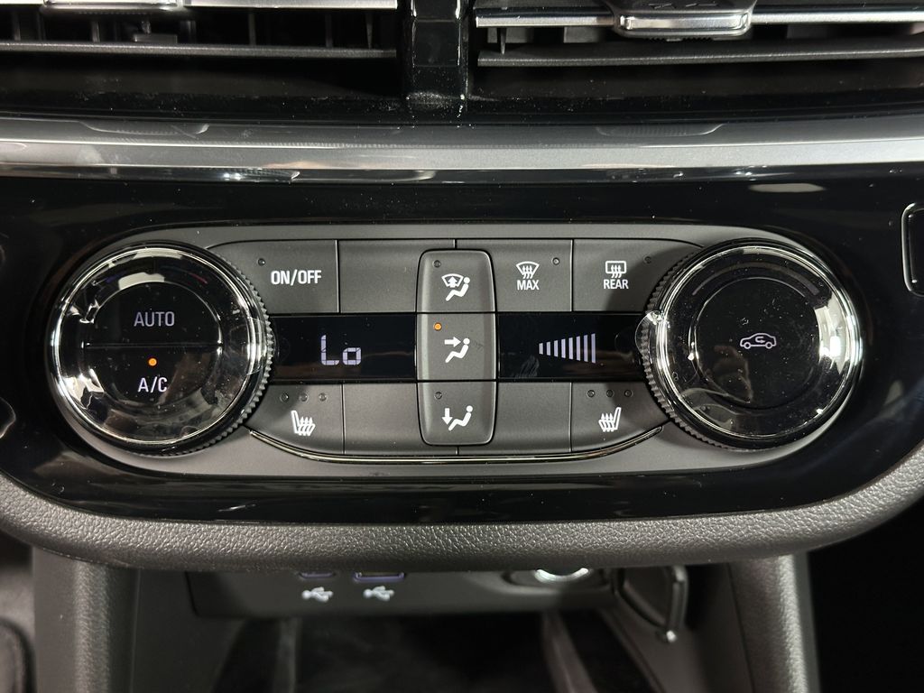 new 2025 Buick Envista car, priced at $29,570