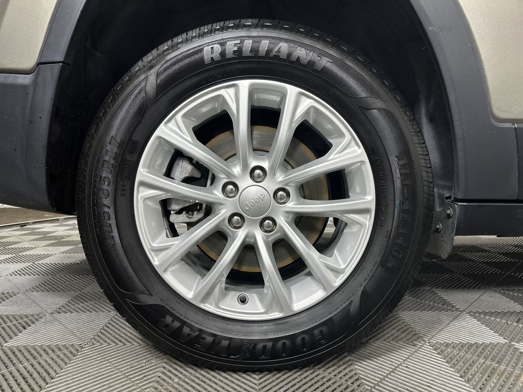 used 2019 Jeep Cherokee car, priced at $15,579