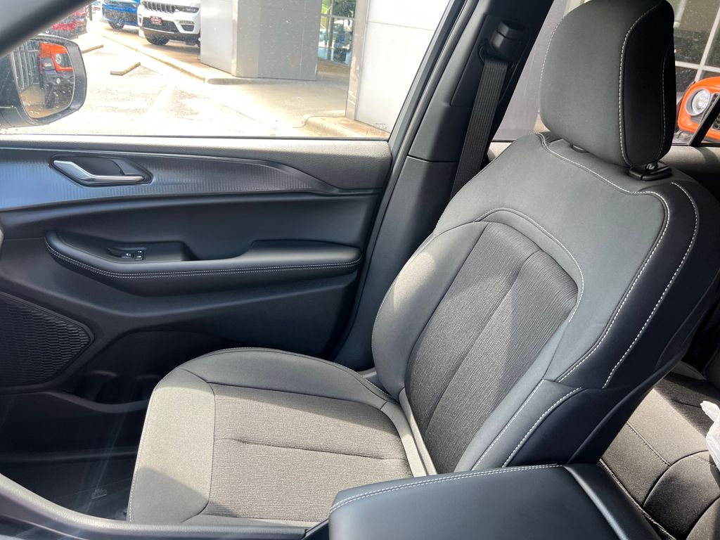 new 2025 Jeep Grand Cherokee car, priced at $38,900