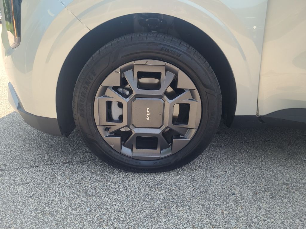 used 2025 Kia Carnival Hybrid car, priced at $42,844
