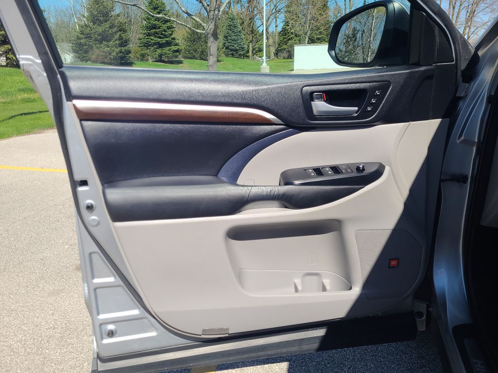 used 2016 Toyota Highlander car, priced at $24,978