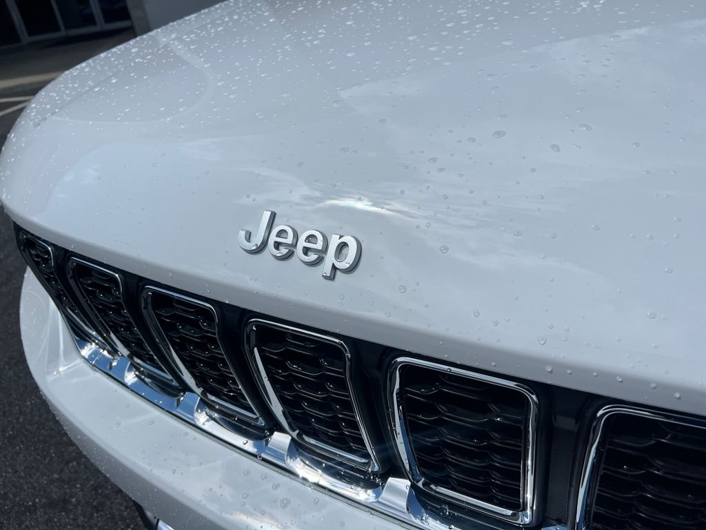 new 2025 Jeep Grand Cherokee car, priced at $38,900