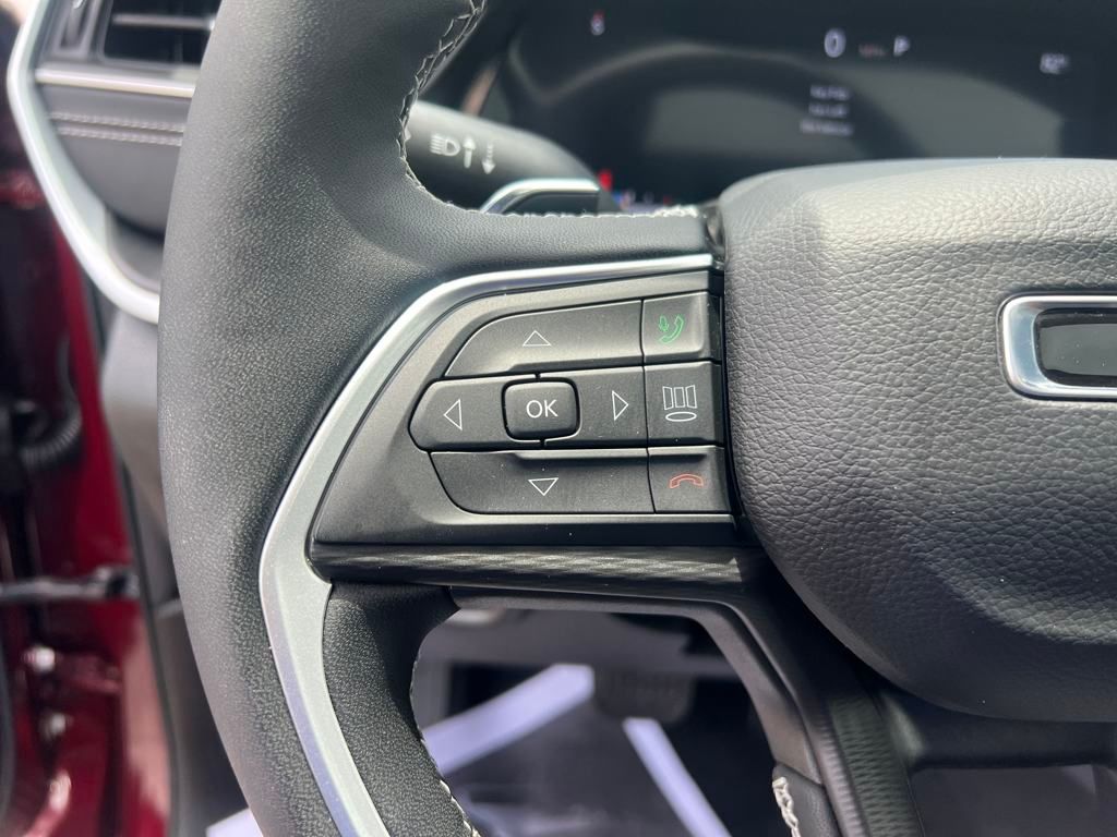 new 2025 Jeep Grand Cherokee car, priced at $38,990