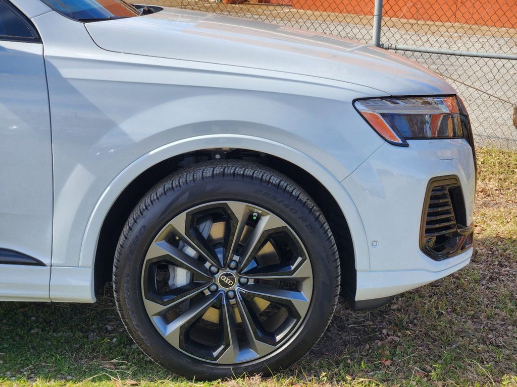 new 2025 Audi Q7 car, priced at $77,840