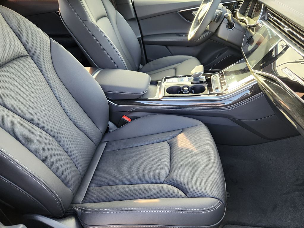 new 2025 Audi Q7 car, priced at $77,450