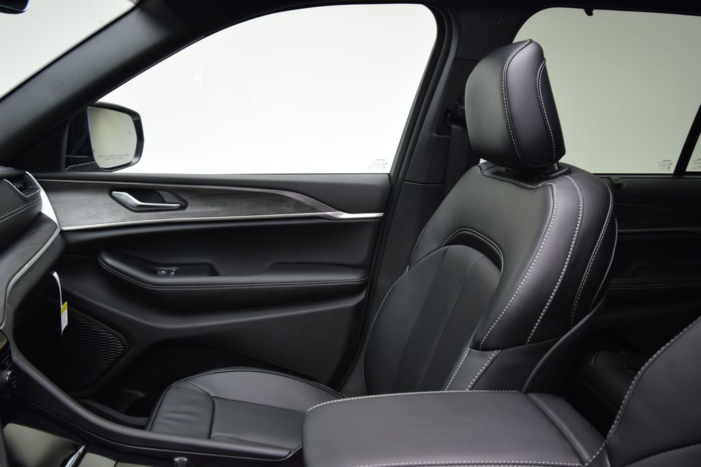 new 2025 Jeep Grand Cherokee car, priced at $54,405