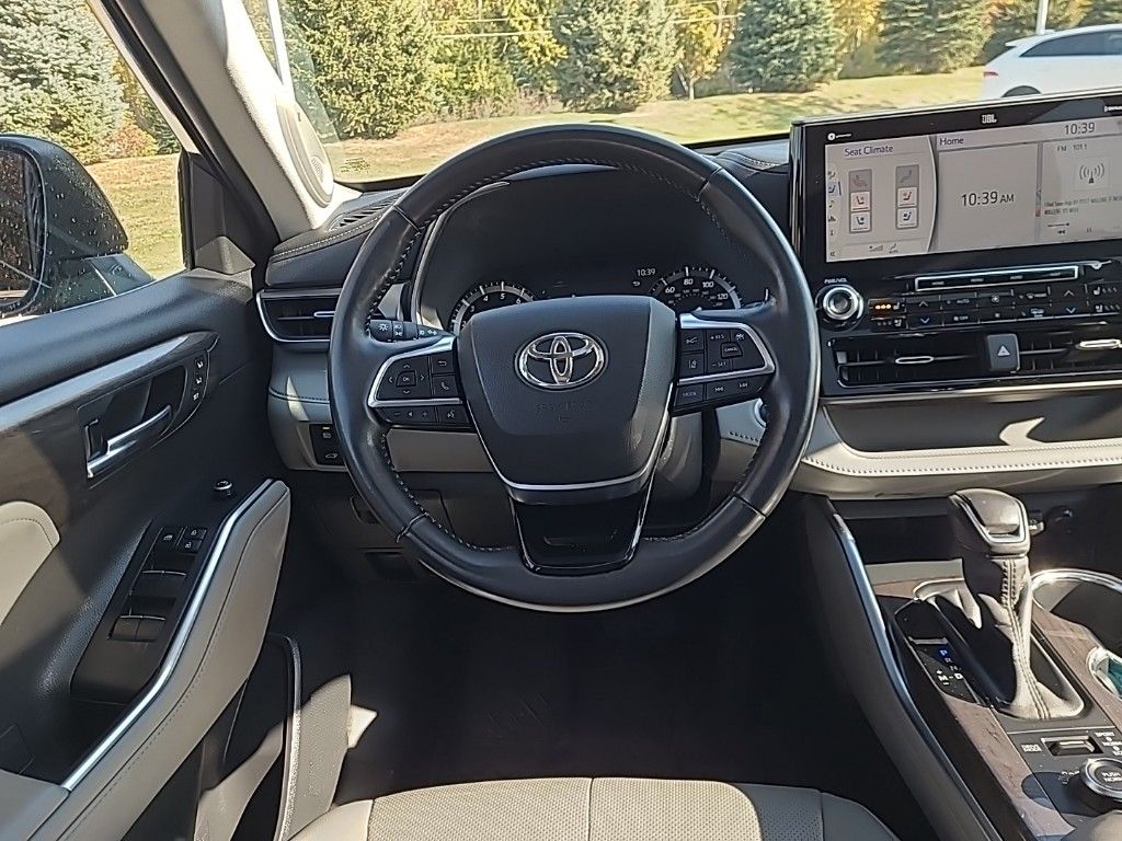 used 2020 Toyota Highlander car, priced at $30,749