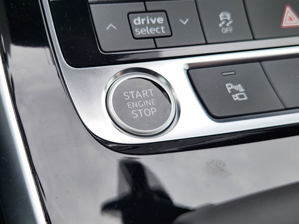 new 2025 Audi Q7 car, priced at $77,750