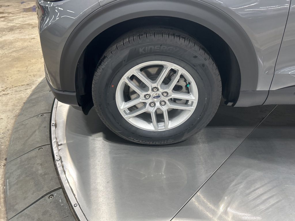 new 2025 Ford Explorer car, priced at $40,905