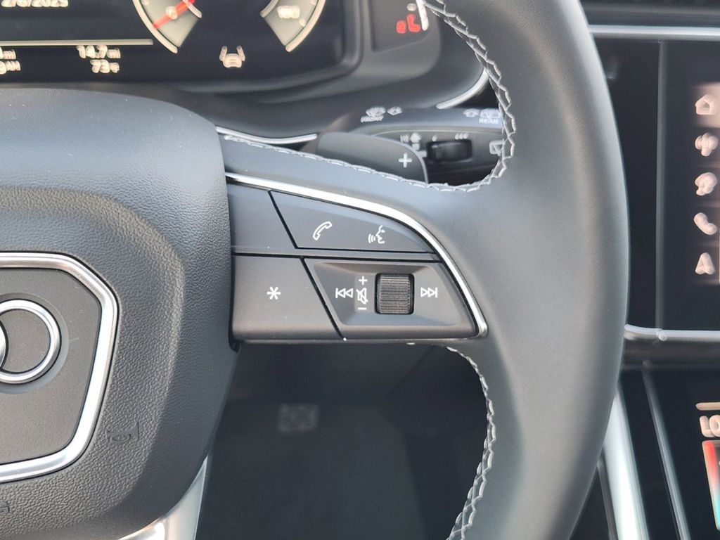 new 2025 Audi Q7 car, priced at $77,750
