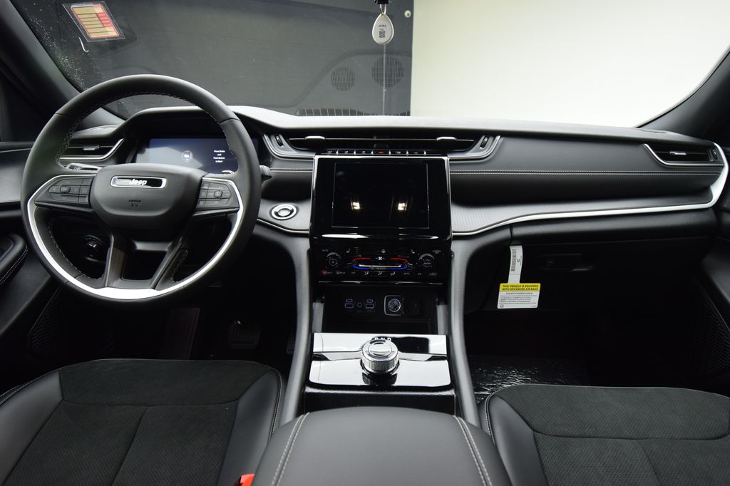 new 2025 Jeep Grand Cherokee car, priced at $37,308