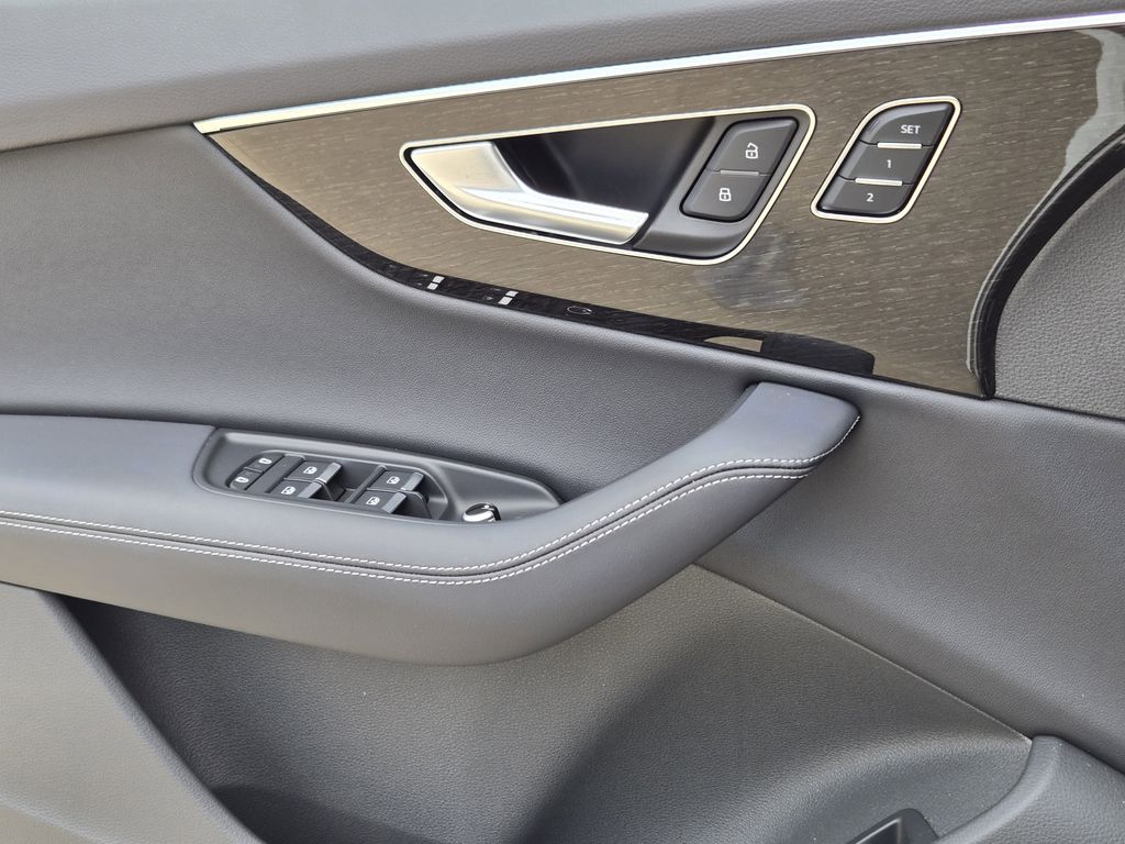 new 2025 Audi Q7 car, priced at $78,895