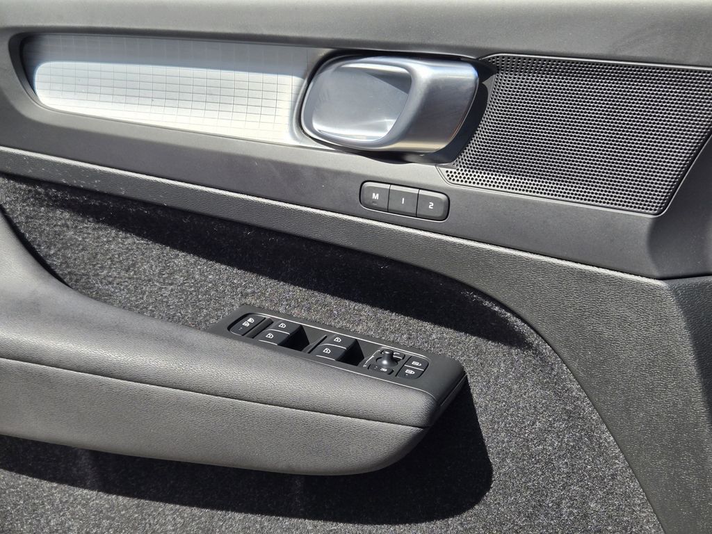 used 2021 Volvo XC40 car, priced at $22,862
