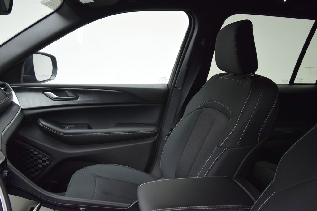 new 2025 Jeep Grand Cherokee car, priced at $40,067