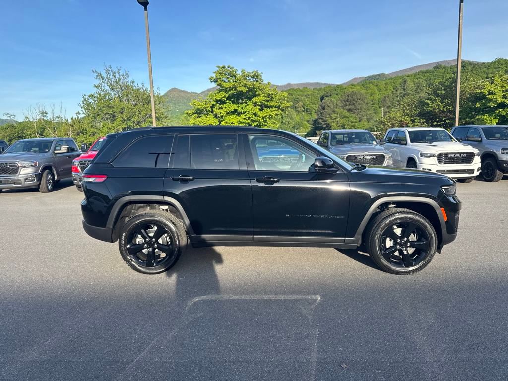 new 2025 Jeep Grand Cherokee car, priced at $42,290