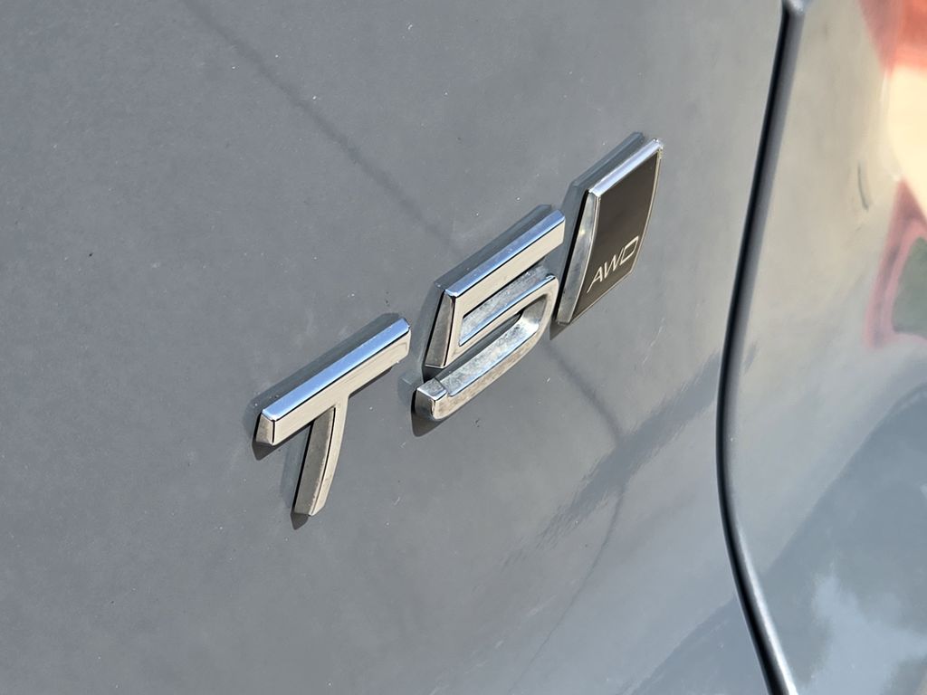used 2021 Volvo XC40 car, priced at $22,862
