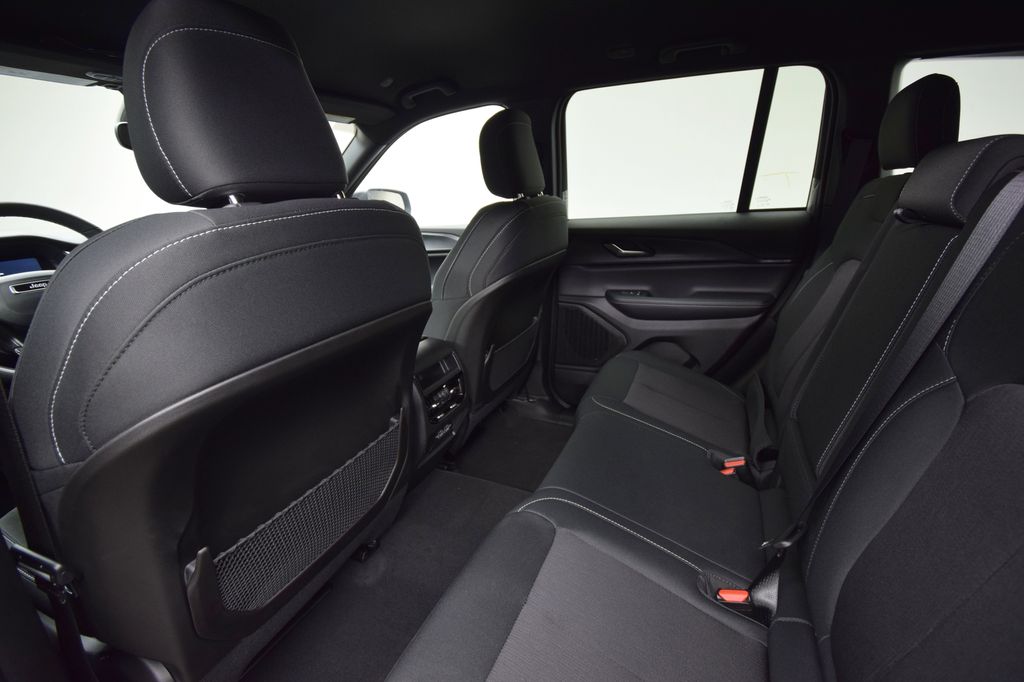 new 2025 Jeep Grand Cherokee car, priced at $40,067