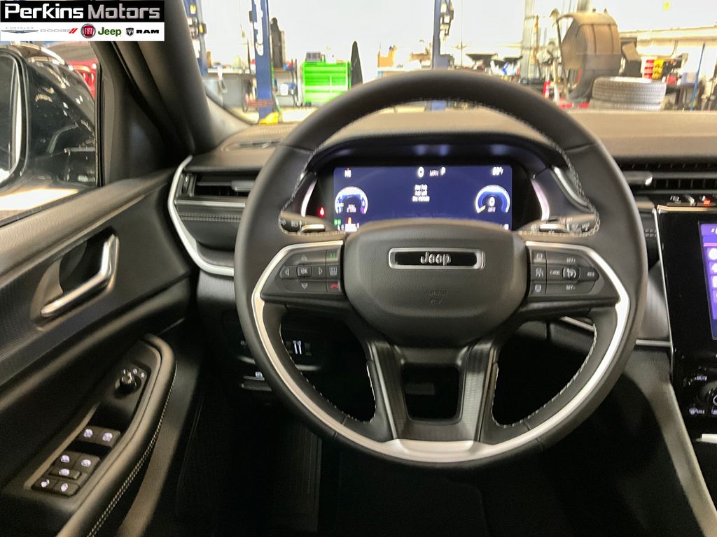 new 2025 Jeep Grand Cherokee car, priced at $43,994
