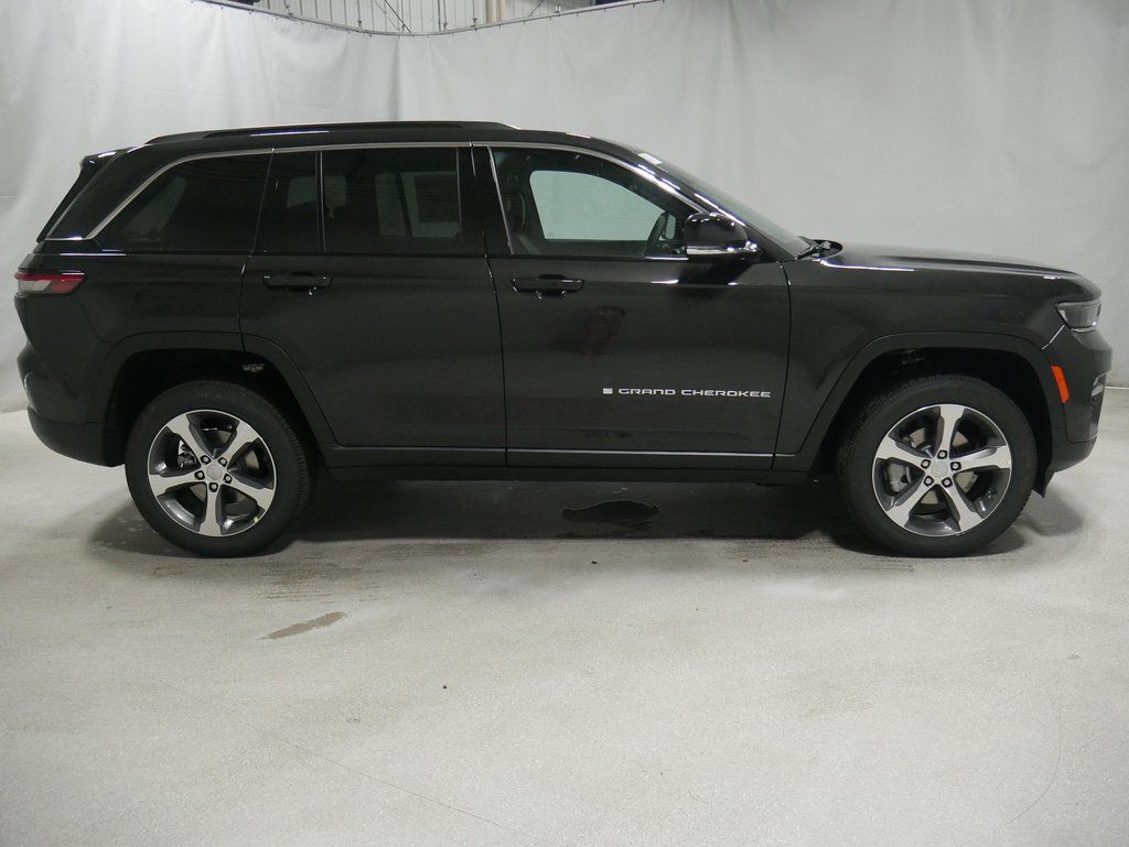 new 2024 Jeep Grand Cherokee car, priced at $47,420