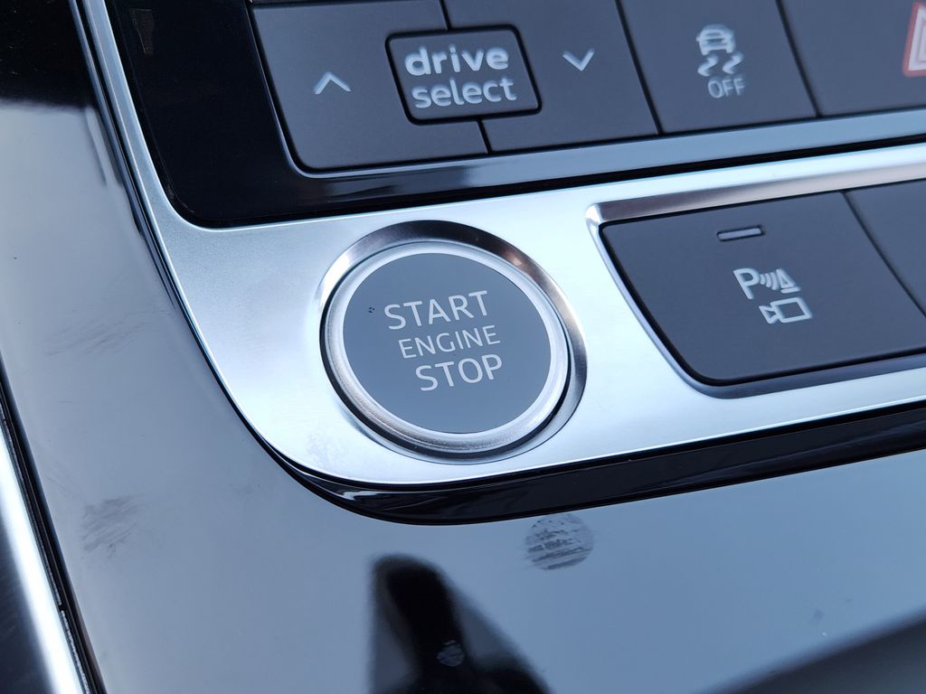 new 2025 Audi Q7 car, priced at $70,700