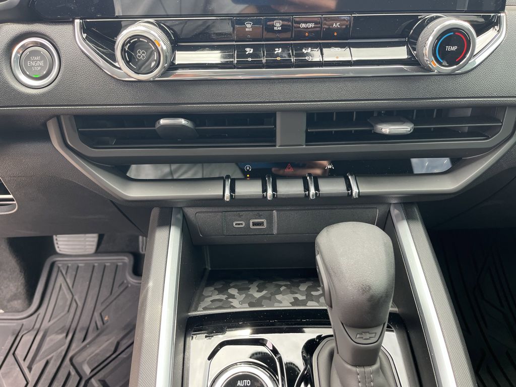 new 2025 Chevrolet Colorado car, priced at $30,400