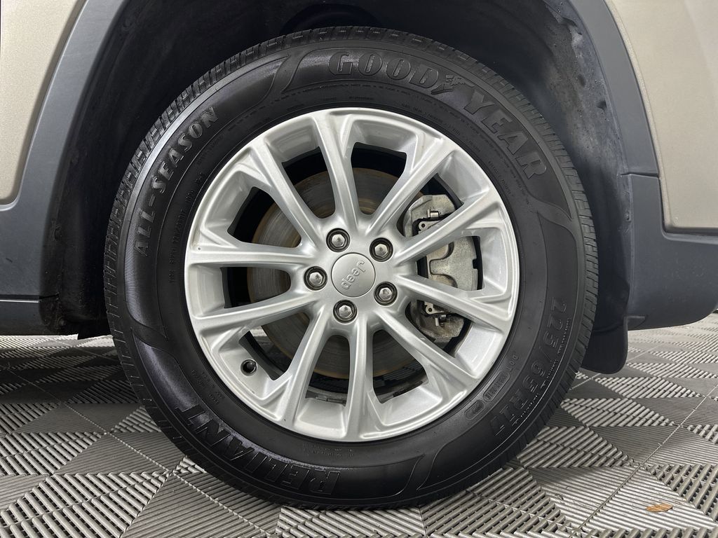 used 2019 Jeep Cherokee car, priced at $15,579