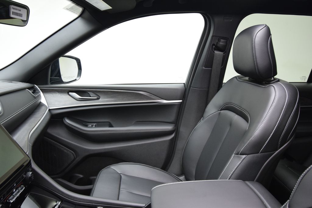 new 2025 Jeep Grand Cherokee car, priced at $45,285