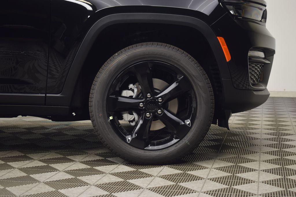 new 2025 Jeep Grand Cherokee car, priced at $44,150