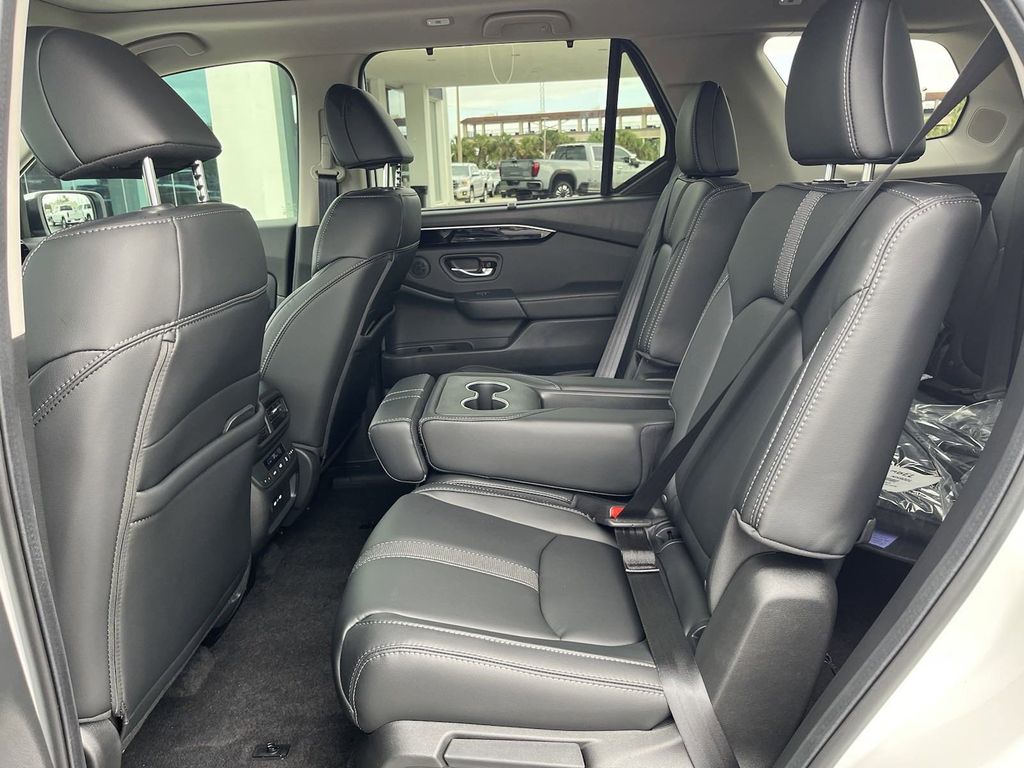 new 2025 Honda Pilot car, priced at $49,253