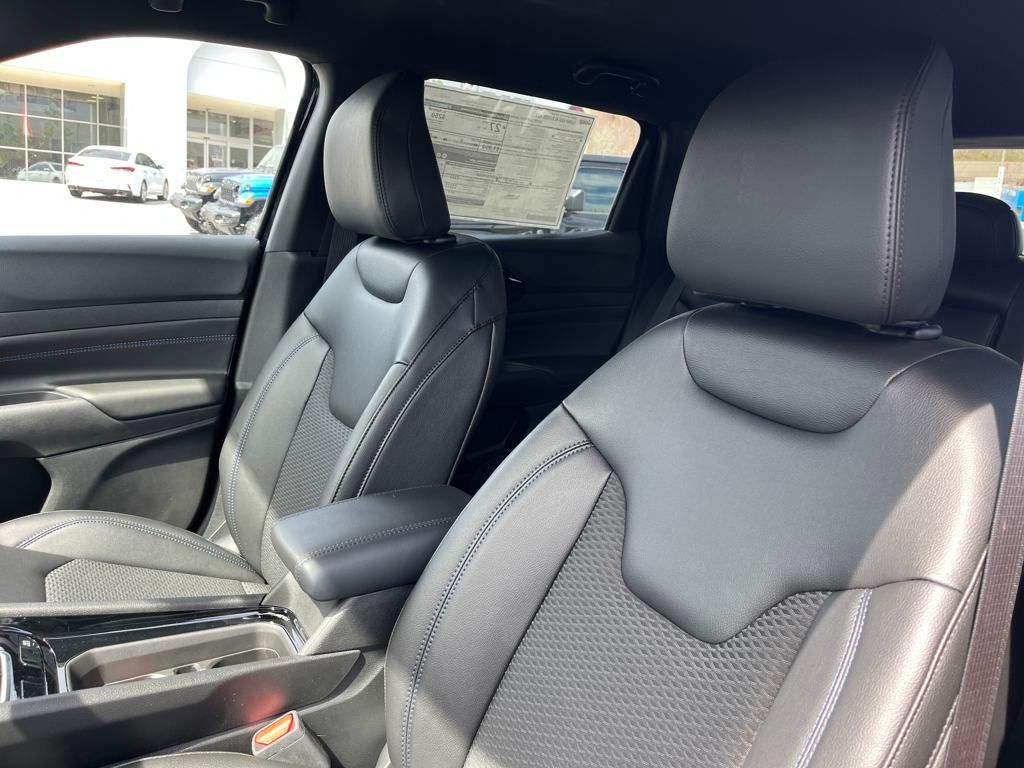 new 2025 Jeep Compass car, priced at $28,990