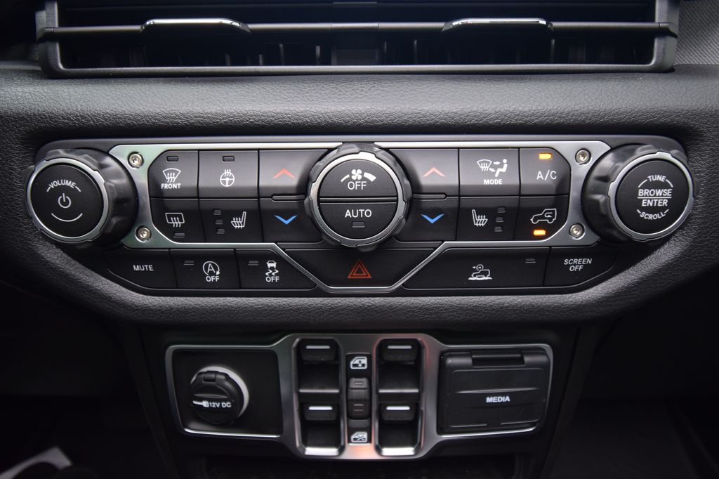 new 2025 Jeep Wrangler car, priced at $43,220