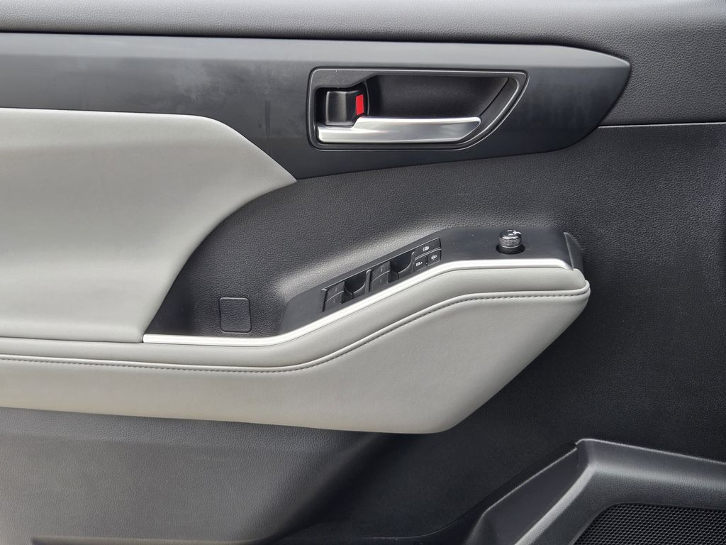 used 2022 Toyota Highlander car, priced at $35,572