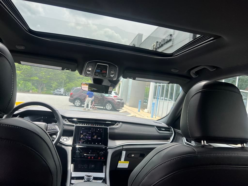 new 2025 Jeep Grand Cherokee car, priced at $38,990