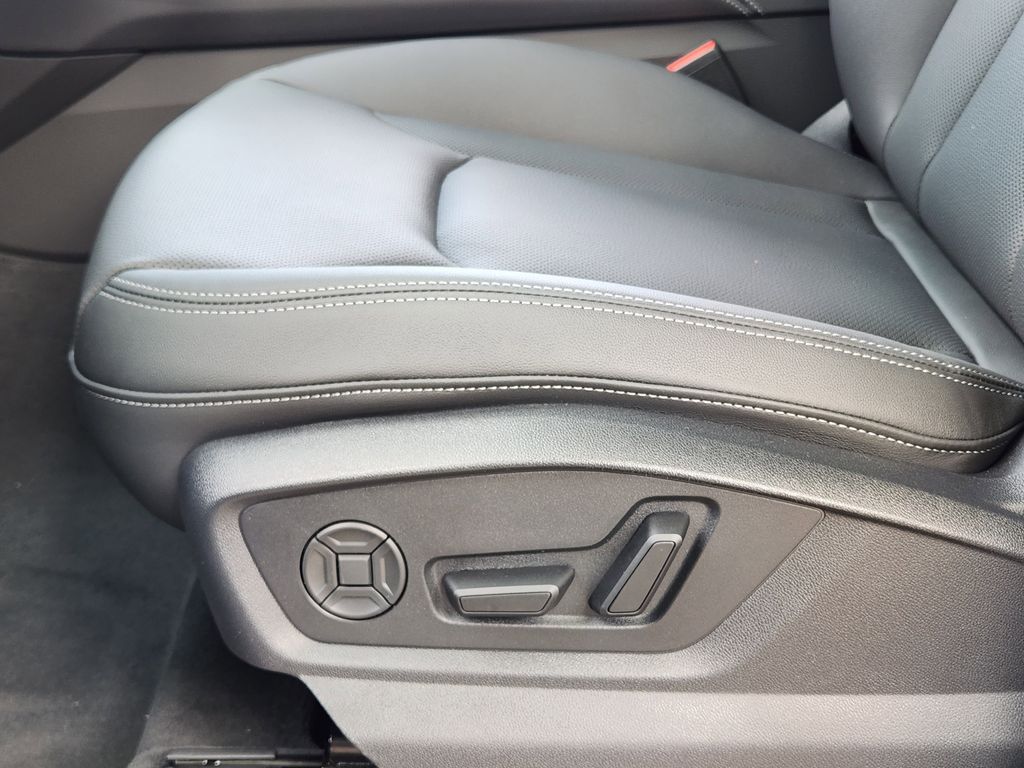 new 2025 Audi Q7 car, priced at $77,750