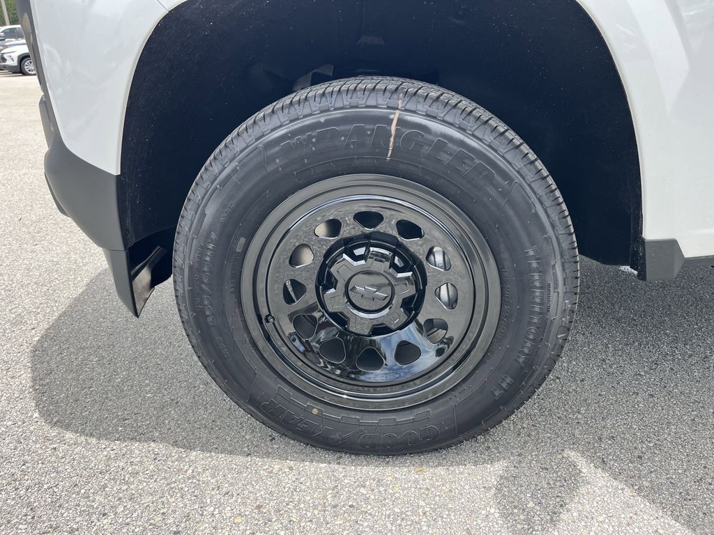 new 2025 Chevrolet Colorado car, priced at $30,400