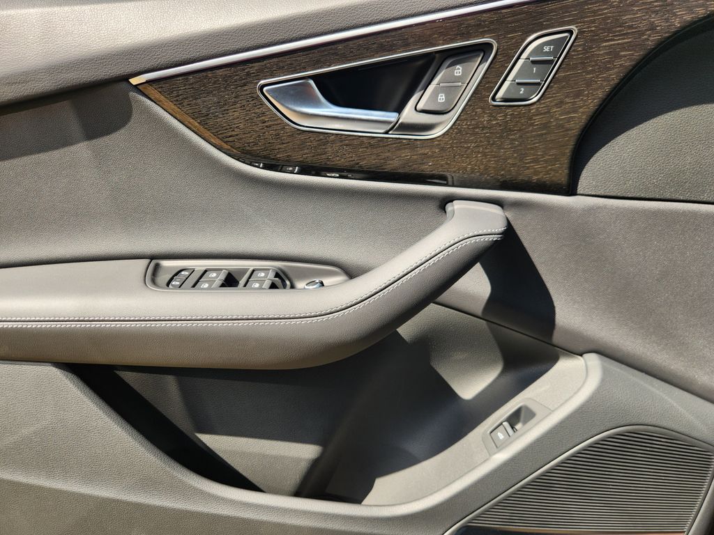 new 2025 Audi Q7 car, priced at $77,840