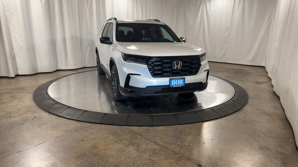 new 2025 Honda Pilot car, priced at $44,205