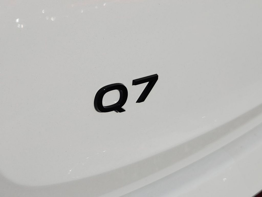 new 2025 Audi Q7 car, priced at $77,840