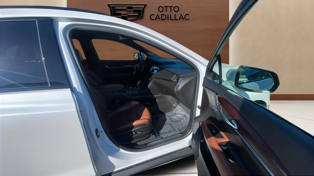 used 2022 Cadillac XT5 car, priced at $37,500
