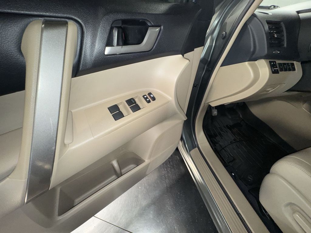 used 2013 Toyota Highlander car, priced at $14,992